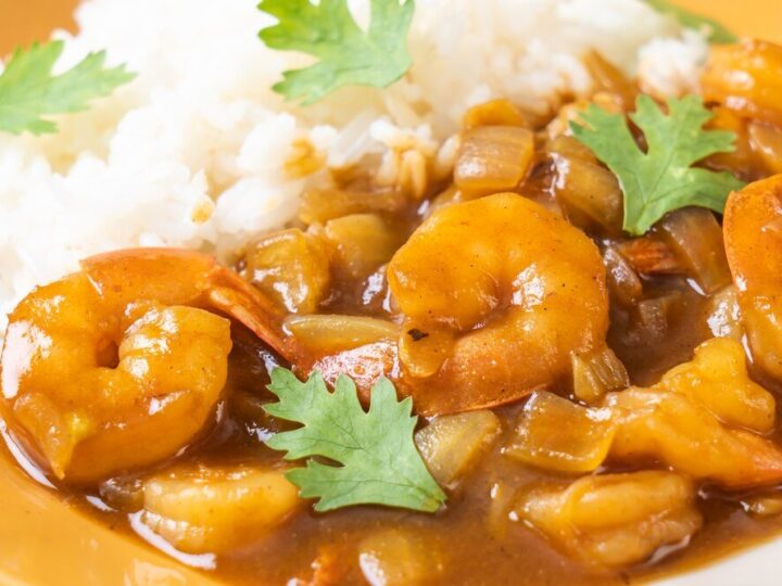 Krewetki z mleczkiem kokosowym i curry – przepis na danie w stylu tajskim