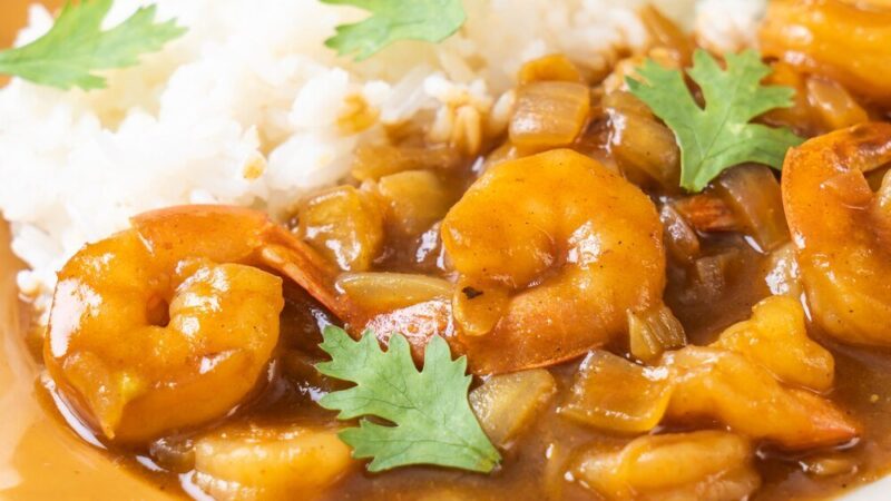 Krewetki z mleczkiem kokosowym i curry – przepis na danie w stylu tajskim