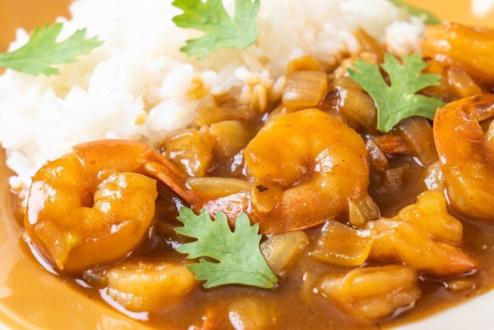 Krewetki z mleczkiem kokosowym i curry – przepis na danie w stylu tajskim