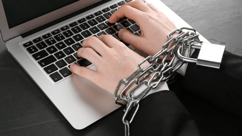 Zniesławienie w internecie: przykłady i konsekwencje prawne