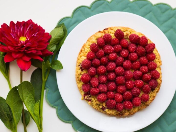 Tarta z malinami i białą czekoladą bez pieczenia