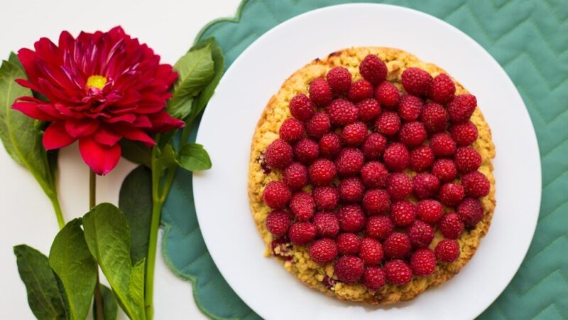 Tarta z malinami i białą czekoladą bez pieczenia