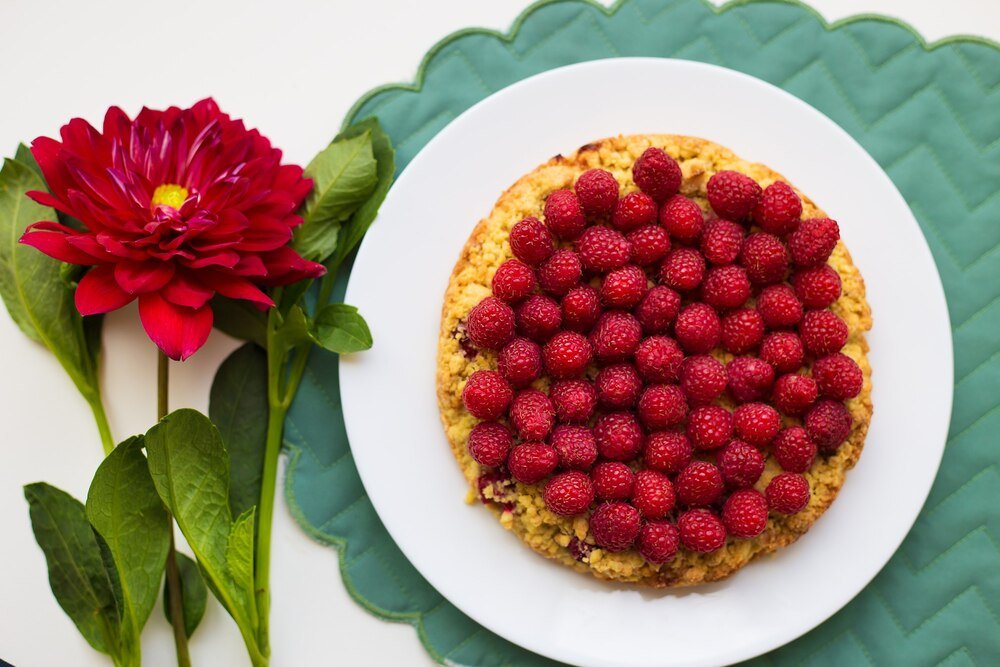 Tarta z malinami i białą czekoladą bez pieczenia