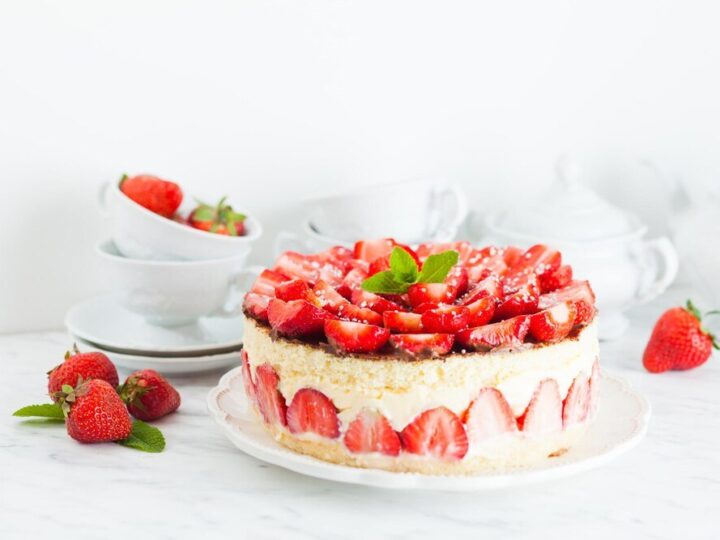 Mini torcik z truskawkami – przepis na małe słodkości