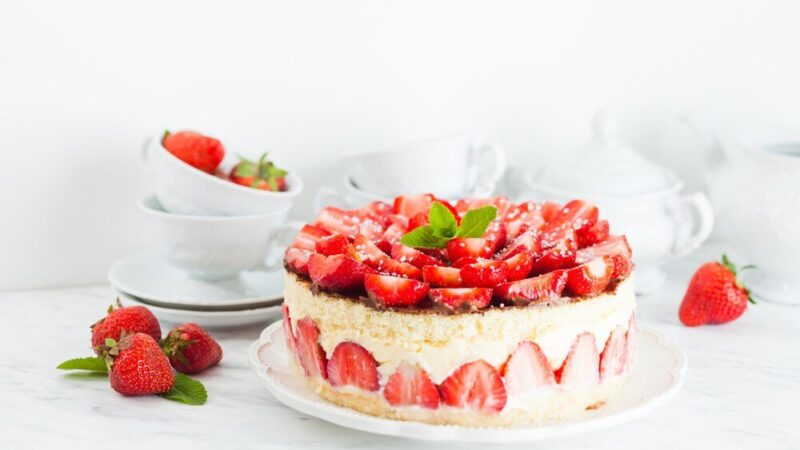 Mini torcik z truskawkami – przepis na małe słodkości