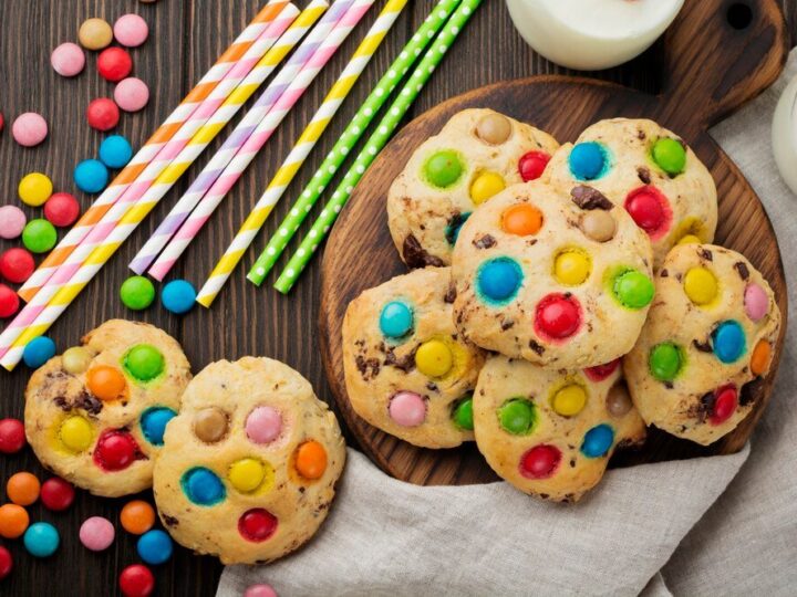 Kolorowe ciasteczka dla dzieci – przepis na pyszne ciastka z mms i lentilkami