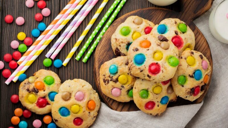 Kolorowe ciasteczka dla dzieci – przepis na pyszne ciastka z mms i lentilkami