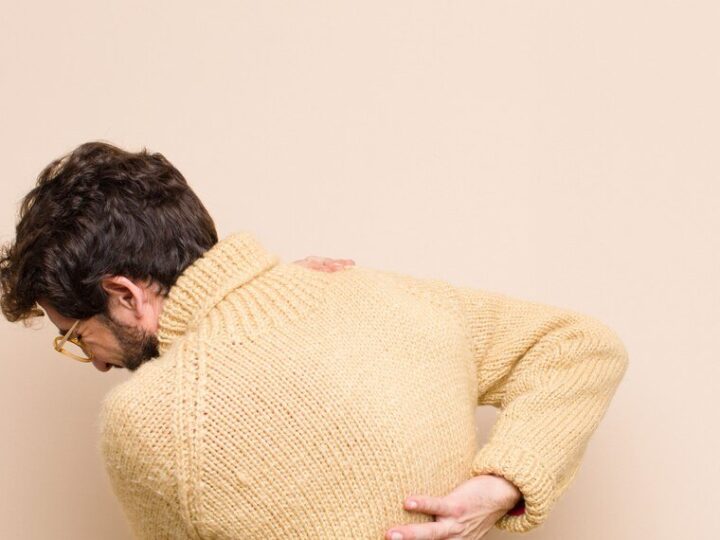 Dlaczego swędzą plecy – możliwe przyczyny i domowe sposoby