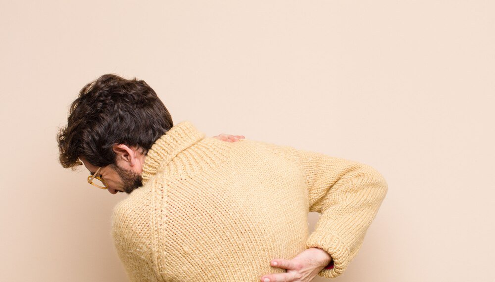 Dlaczego swędzą plecy – możliwe przyczyny i domowe sposoby