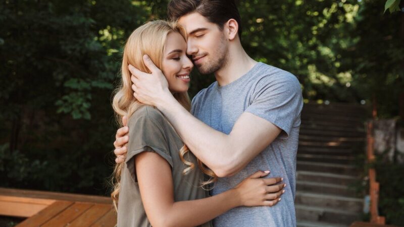 Jak przytula zakochany facet – poznaj charakterystyczne oznaki