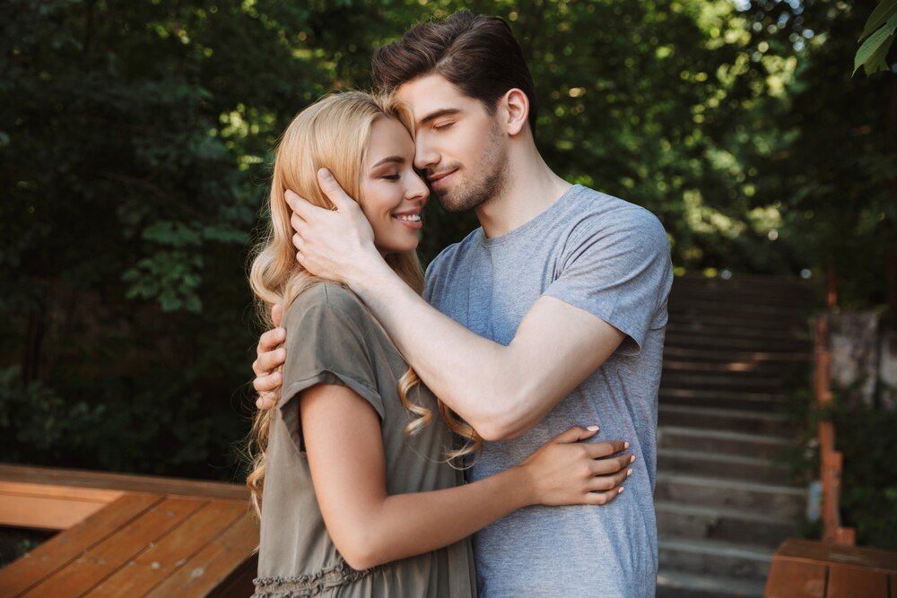 Jak przytula zakochany facet – poznaj charakterystyczne oznaki