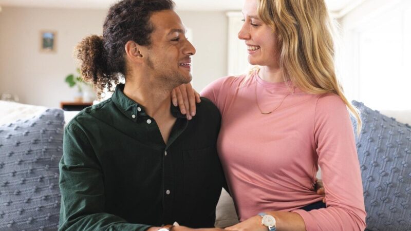 Kiedy facet mówi do ciebie zdrobniale – co to naprawdę oznacza?