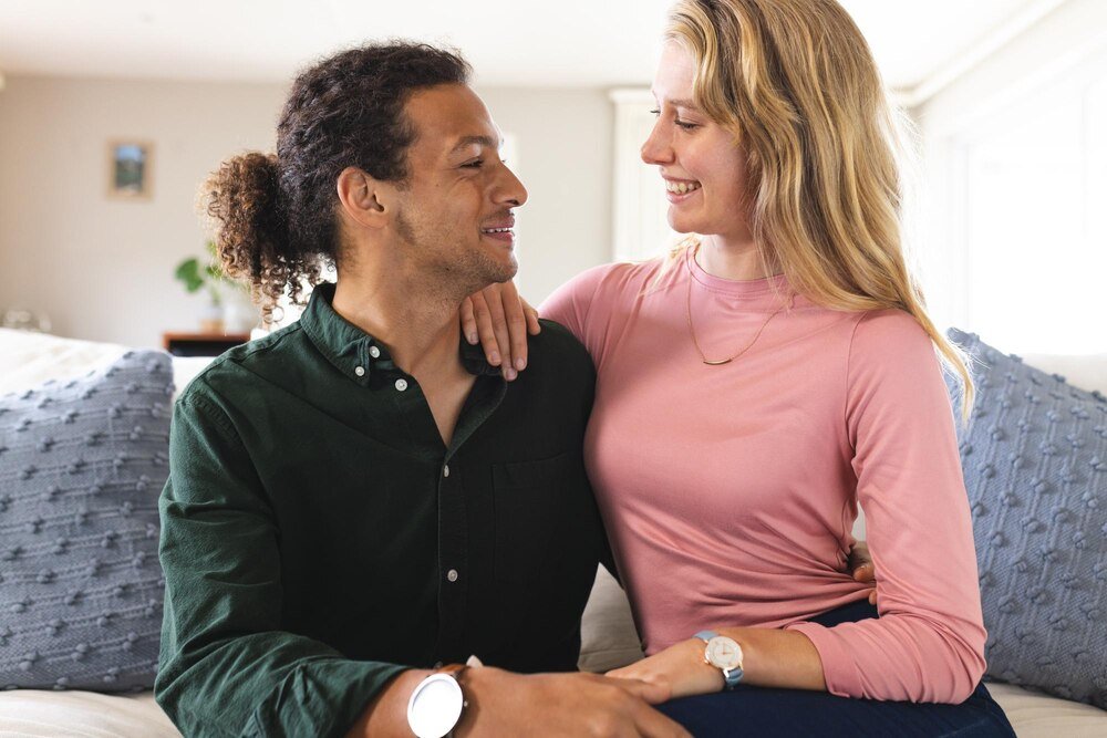 Kiedy facet mówi do ciebie zdrobniale – co to naprawdę oznacza?