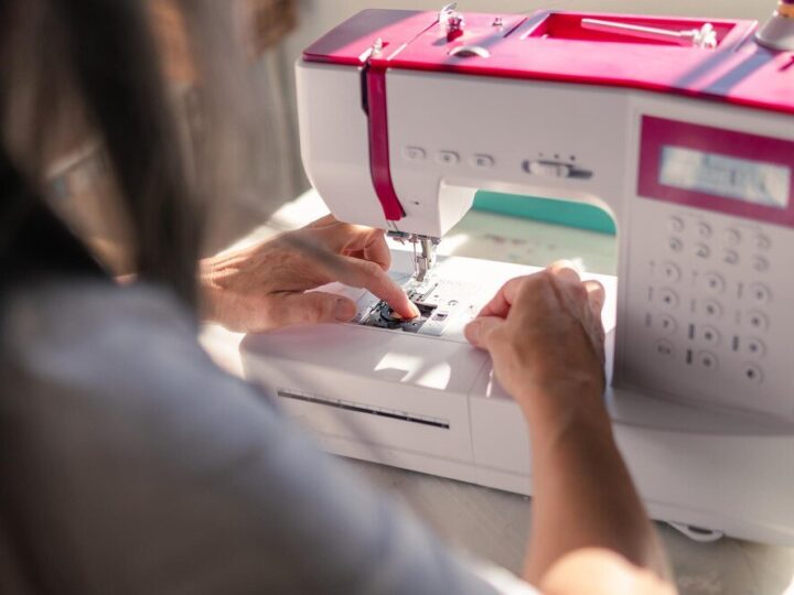 Maszyna do szycia – jaką wybrać? Praktyczne porady dla początkujących