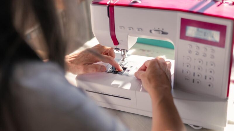 Maszyna do szycia – jaką wybrać? Praktyczne porady dla początkujących