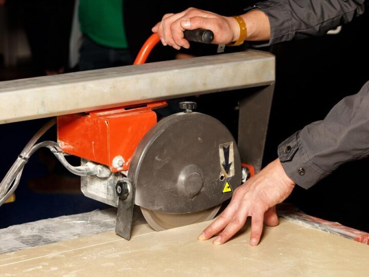 Piła ukośnica z posuwem – jaką wybrać?