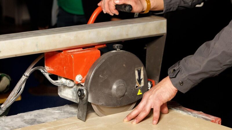 Piła ukośnica z posuwem – jaką wybrać?