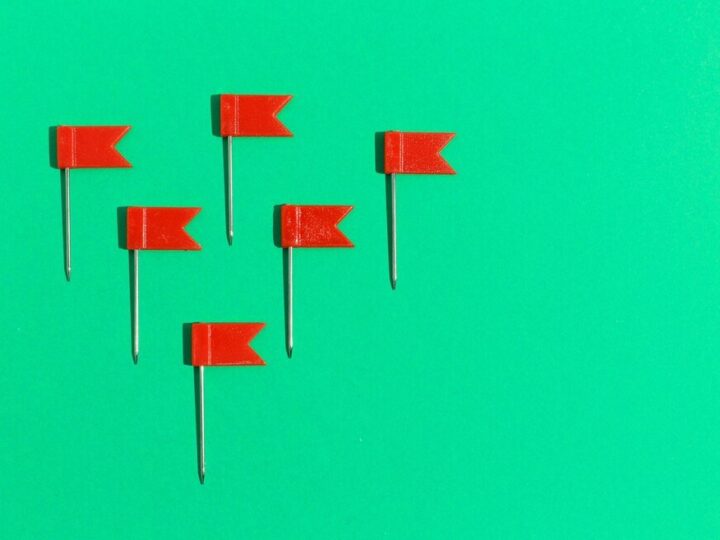 Red flag – co to znaczy i jak rozpoznać sygnały ostrzegawcze?
