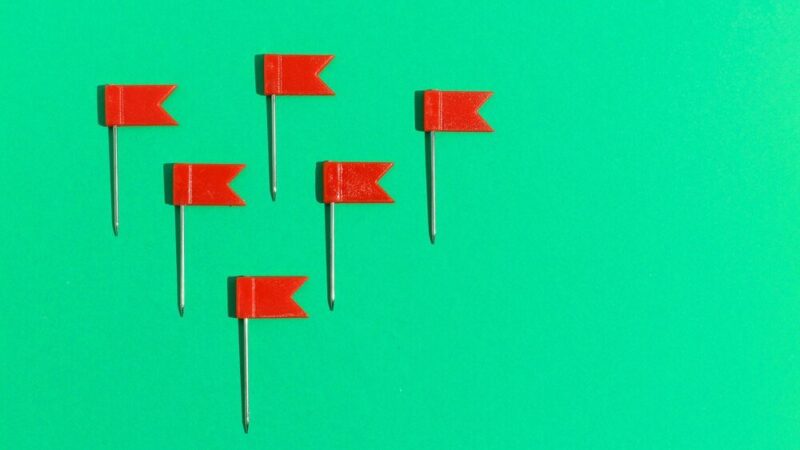 Red flag – co to znaczy i jak rozpoznać sygnały ostrzegawcze?