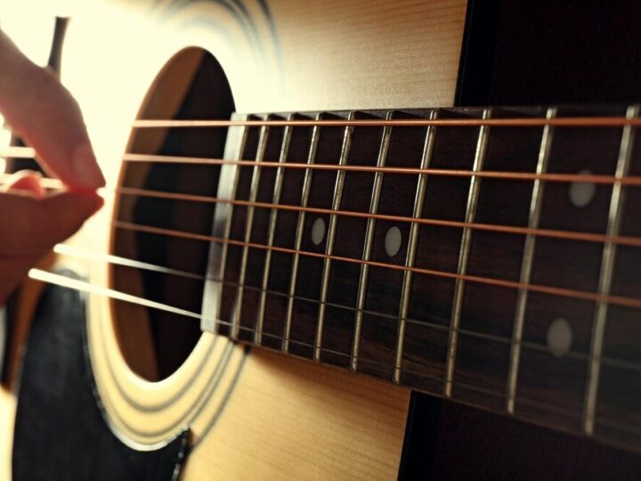 Czym się różni gitara akustyczna od klasycznej?