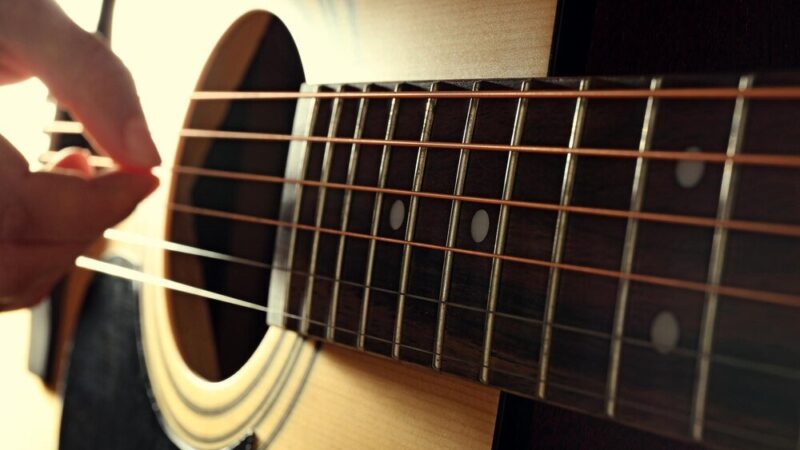 Czym się różni gitara akustyczna od klasycznej?