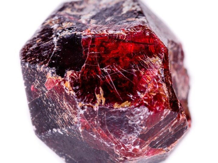 Granat – właściwości kamienia i znaczenie