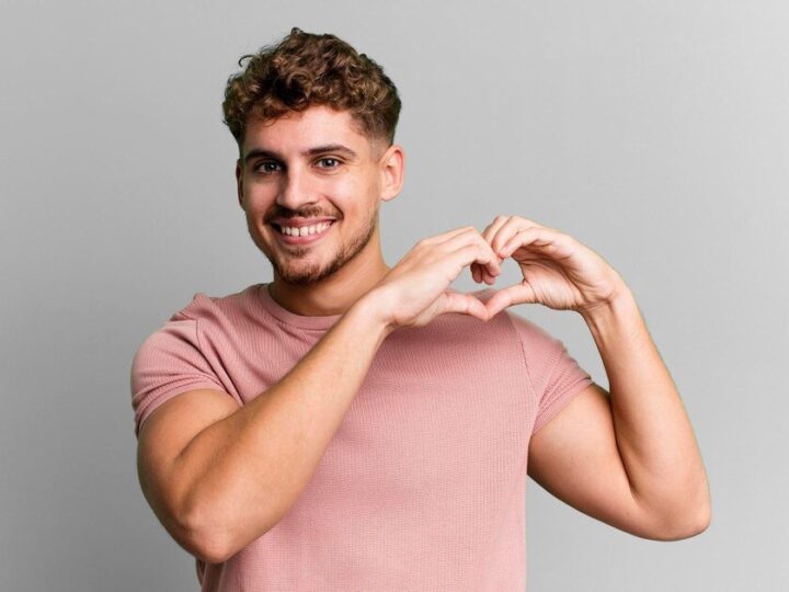 Jak zachowuje się zakochany facet po 50 – typowe sygnały i gesty