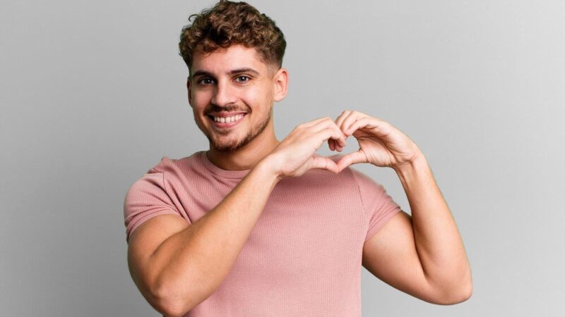 Jak zachowuje się zakochany facet po 50 – typowe sygnały i gesty
