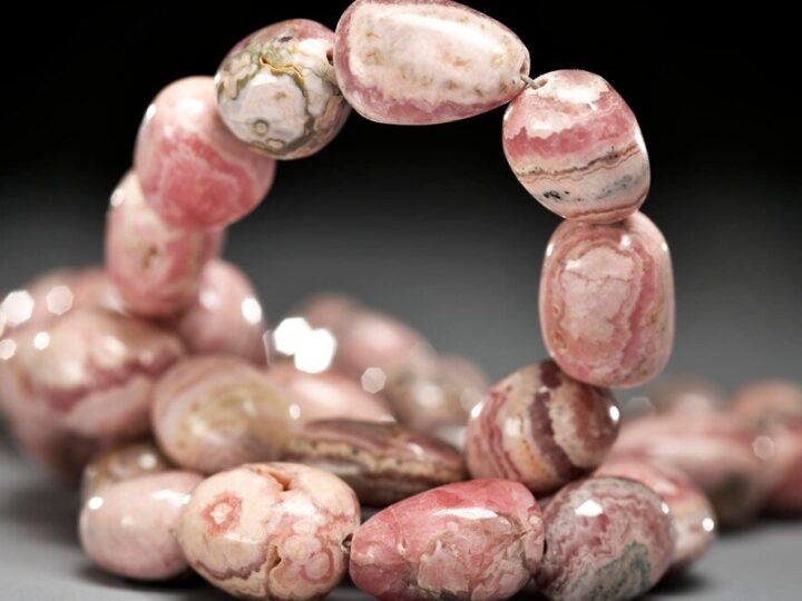 Opal różowy – właściwości i znaczenie w biżuterii