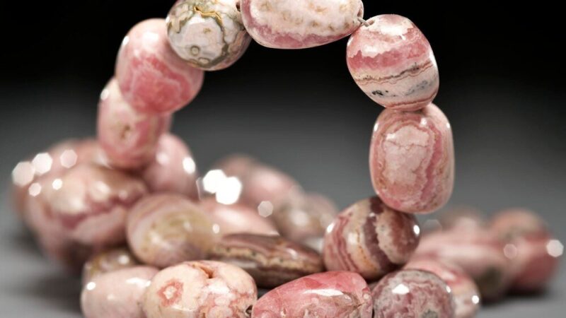 Opal różowy – właściwości i znaczenie w biżuterii
