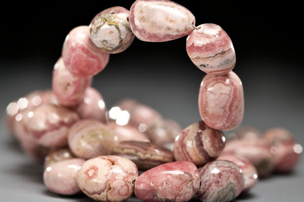 Opal różowy – właściwości i znaczenie w biżuterii