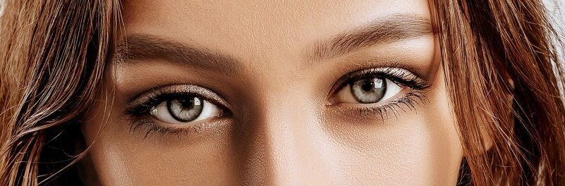 Szare oczy – znaczenie, co mówią o charakterze?